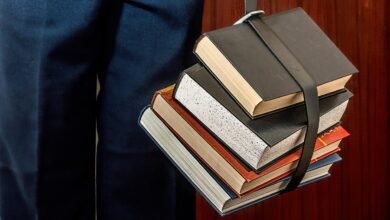 طالب مغربي يدرس في مكتبة جامعة أوروبية – الدراسة في أوروبا للمغاربة