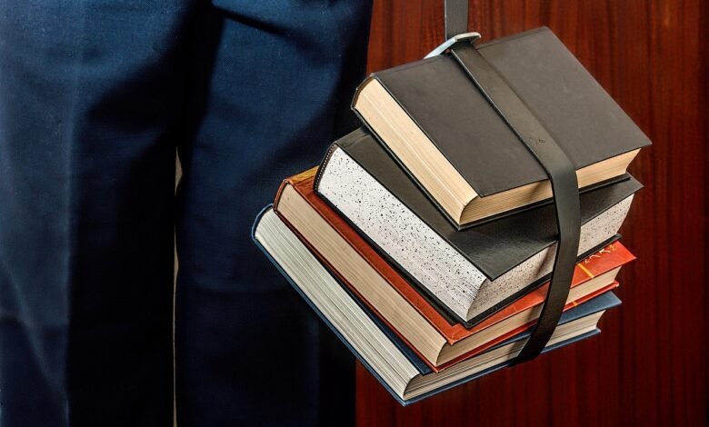 طالب مغربي يدرس في مكتبة جامعة أوروبية – الدراسة في أوروبا للمغاربة