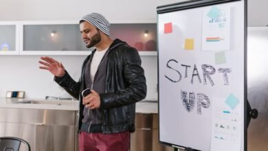شاب مغربي يقدم دراسة جدوى مشروعه أمام لجنة تمويل في مكتب بالدار البيضاء