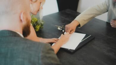مكتب موثق عقاري في المغرب مع عميل يوقع عقد بيع عقار